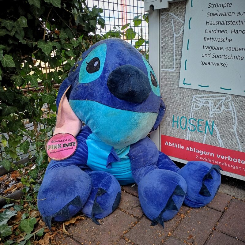 Einst Hauptgewinn, jetzt Looser: Plüschmonster am Altkleidercontainer