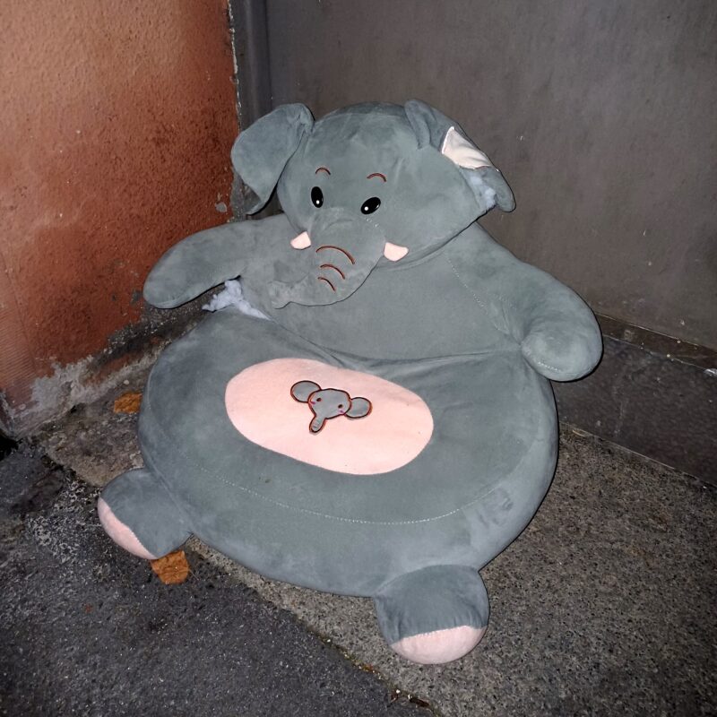 Ausgetrötet: Plüschelefant mit tödlicher Platzwunde an der Seite