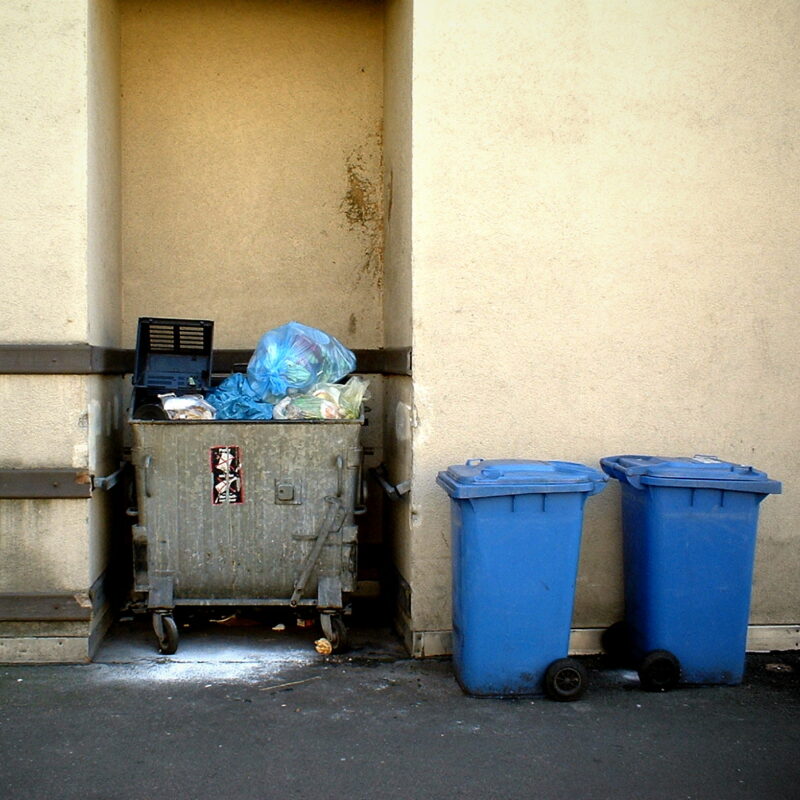 Mülltonnen in Hofdurchfahrt (Nürnberg, Allersberger Straße)