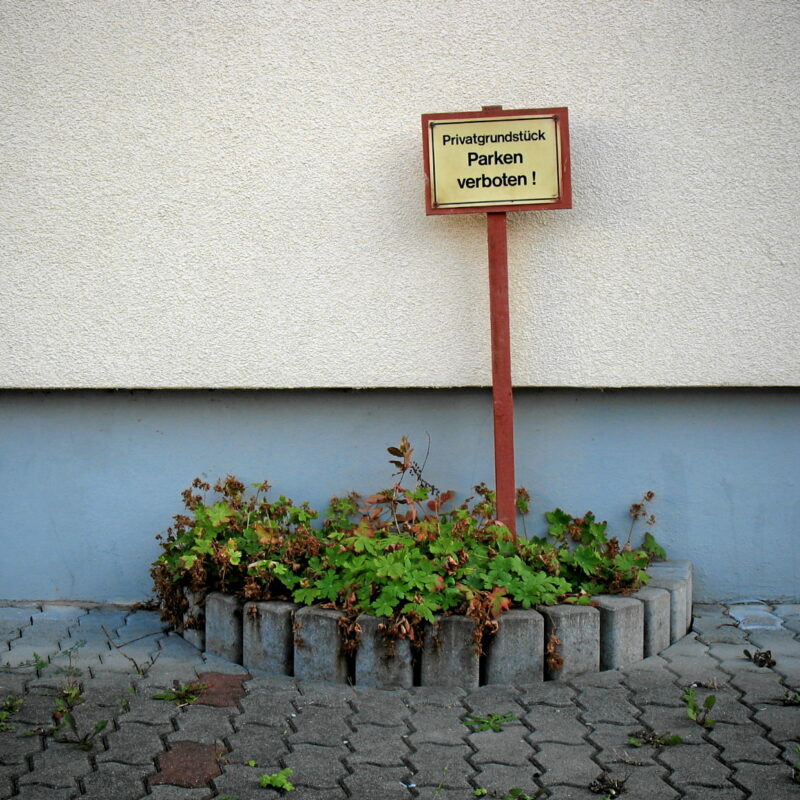 Hausfassade mit Parkverbot (Nürnberg-Höfen)