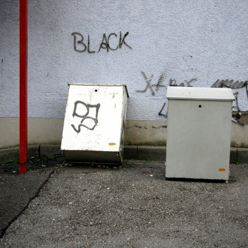 Blechkästen auf Discountmarkt-Parkplatz (Fürth, Salzstraße)