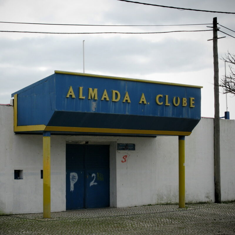 Zugangstor eines Sportgeländes (Almada ggü. Lissabon)