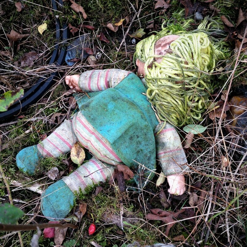 Tatort Bahngelände: erschreckend realistisches Puppen-Opfer